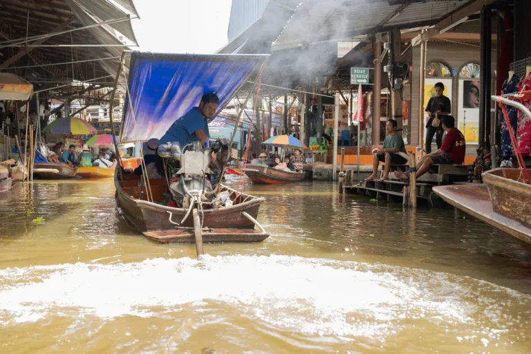 Mercado flutuante de Bangkok: qual visitar e quanto custa
