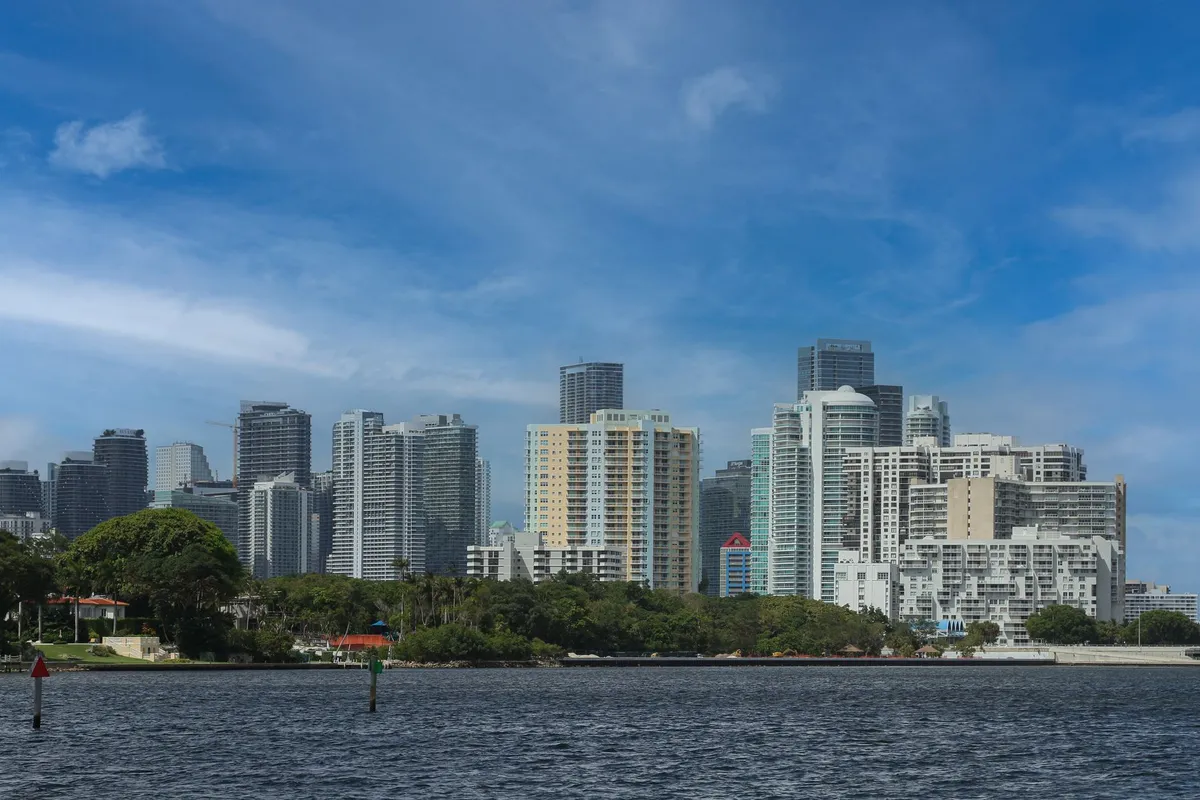 Costa urbana de Miami com skyline ao fundo