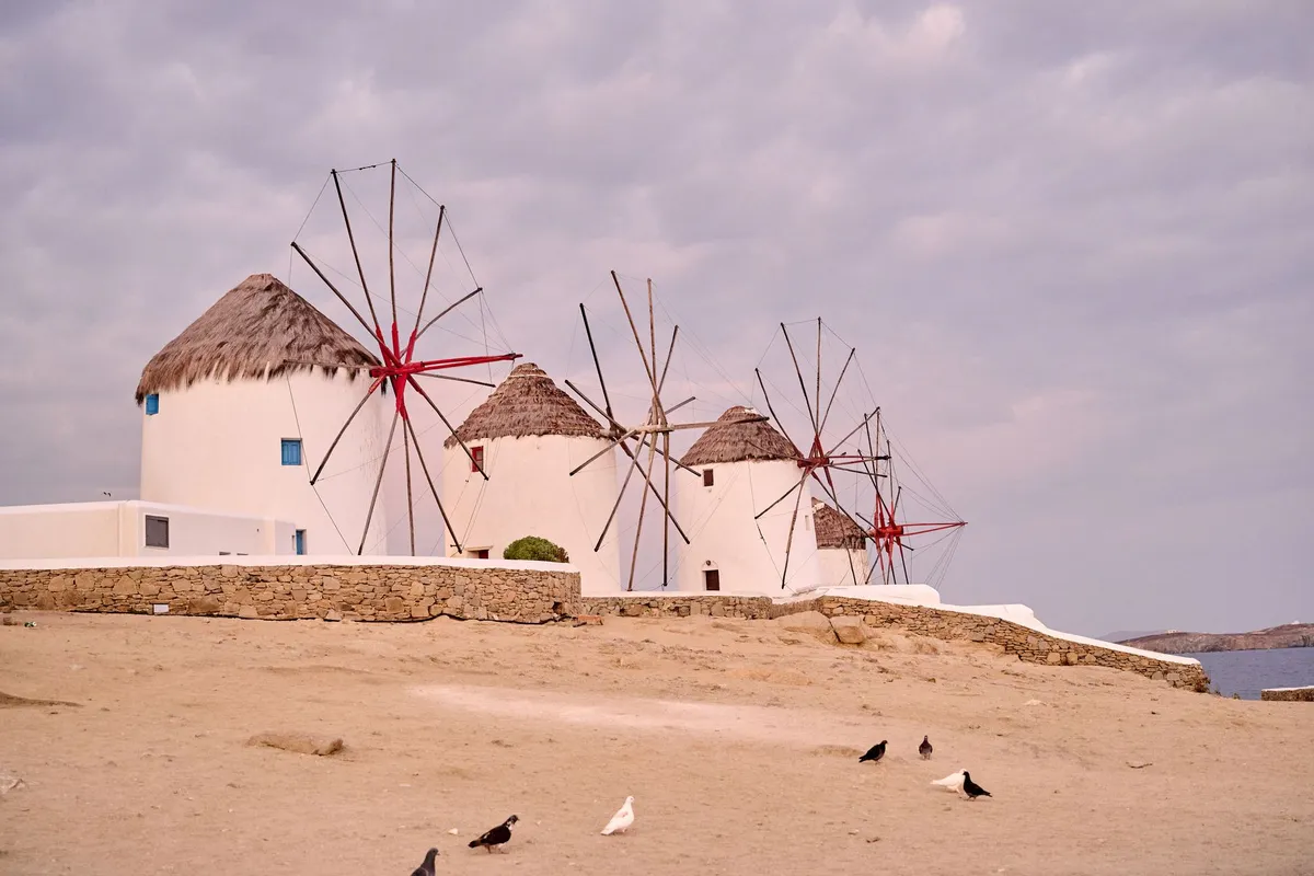 Moinhos de vento brancos de Kato Mili em Mykonos com céu azul
