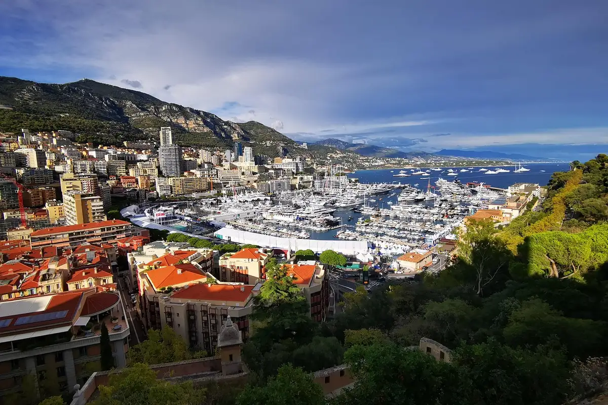 Vista de Monte Carlo, Mônaco, com prédios à beira-mar