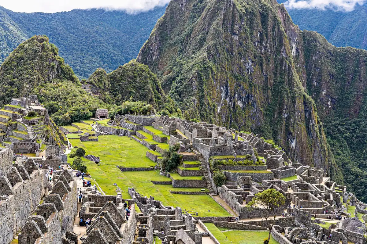 Vista panorâmica da trilha da Montanha Machu Picchu com degraus de pedra