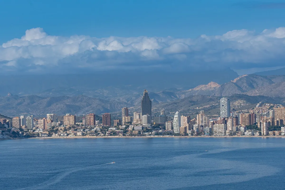 Benidorm vista do mar com montanhas ao fundo