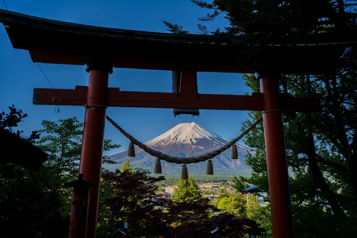 Torii vermelho com Monte Fuji ao fundo na região de Kawaguchiko