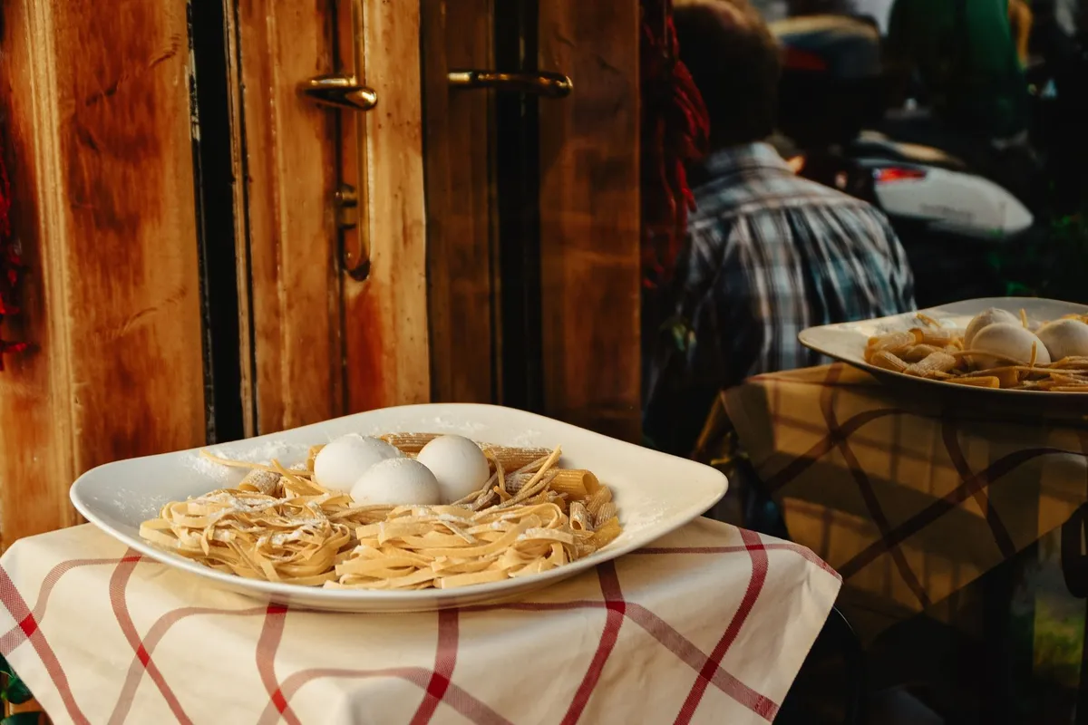 Massa italiana tradicional servida em restaurante próximo a Roma