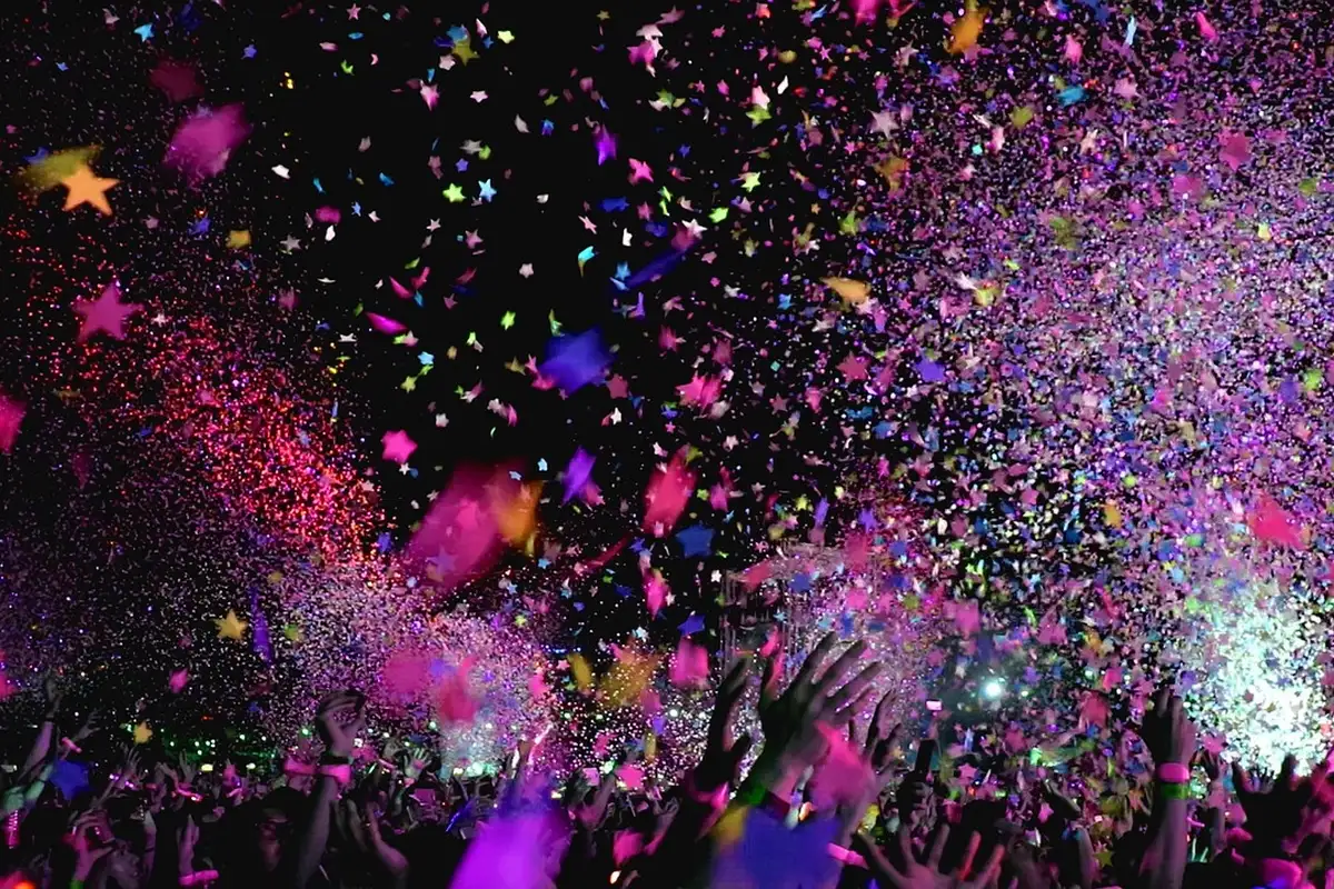 Multidão em festa com confetes na virada do ano em Balneário Camboriú
