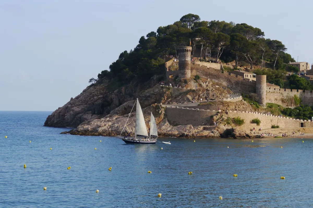 Muralhas e torres de Tossa de Mar à beira do mar