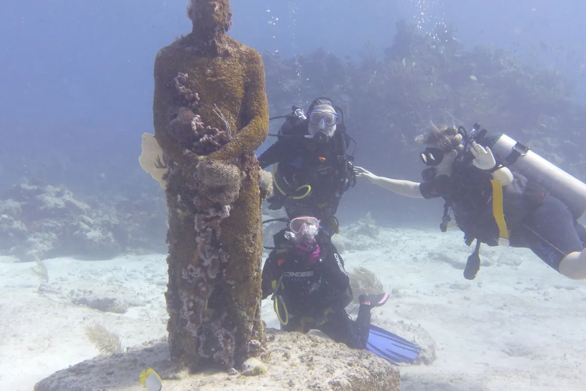 Mergulhadores em mar aberto no Caribe