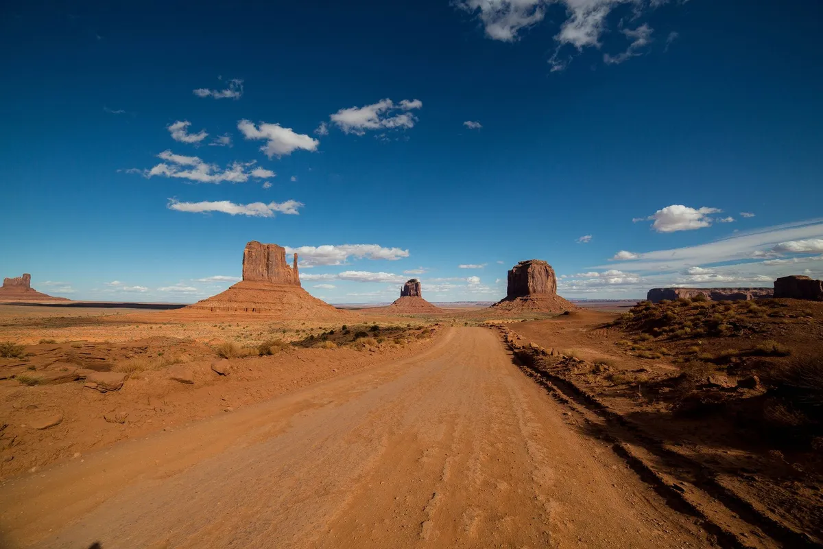 Buttes do Monument Valley com estrada de terra