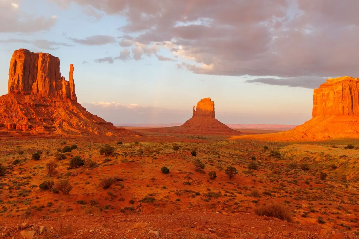 Paisagem desértica do Monument Valley ao entardecer