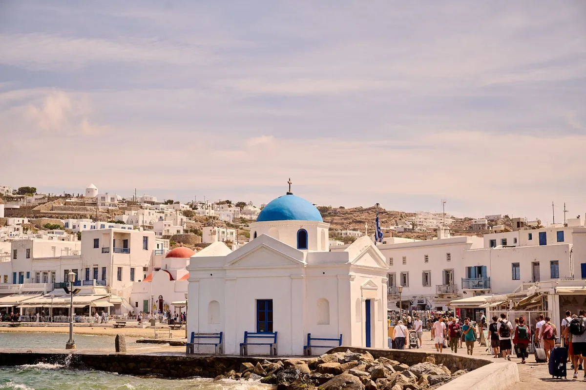 Igreja branca com sino azul em Mykonos Town Grécia