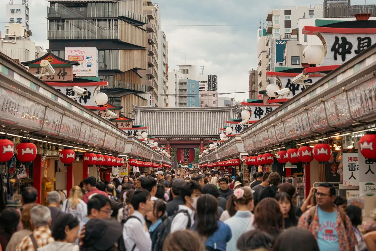 Rua Nakamise-dori com lojas e visitantes no caminho até o Templo Senso-ji em Asakusa