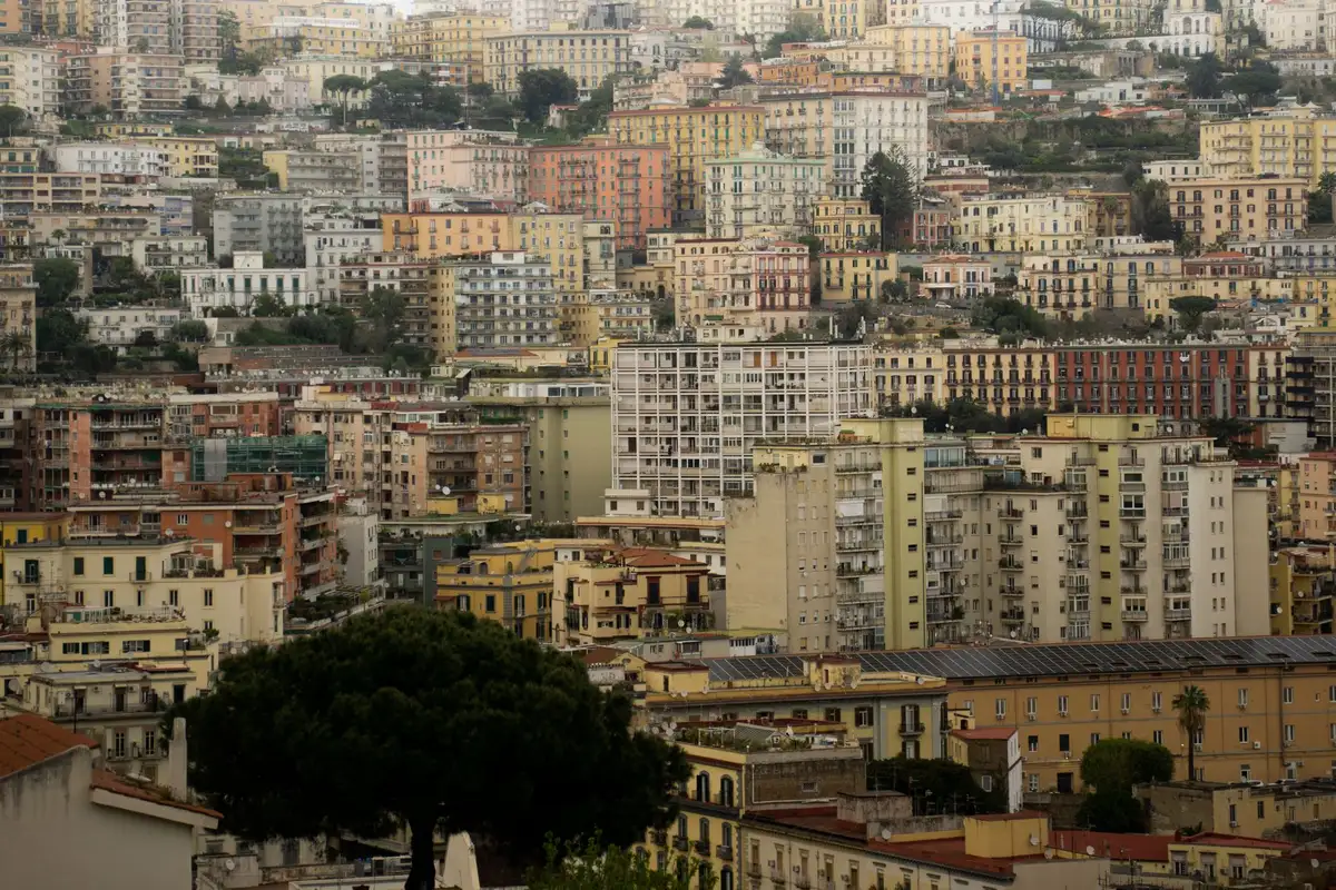 Vue urbaine de Naples au printemps
