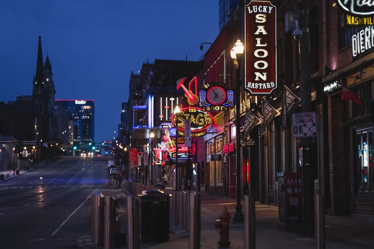 Broadway em Nashville à noite com letreiros de neon