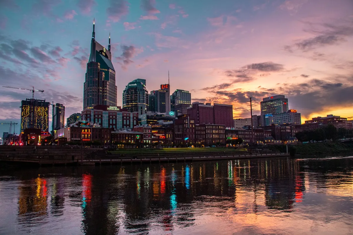 Skyline de Nashville ao pôr do sol refletido no rio
