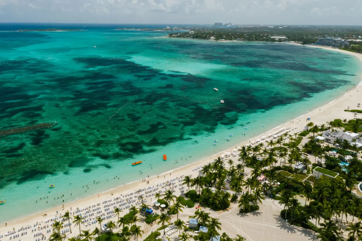 Praia com águas turquesa nas Bahamas