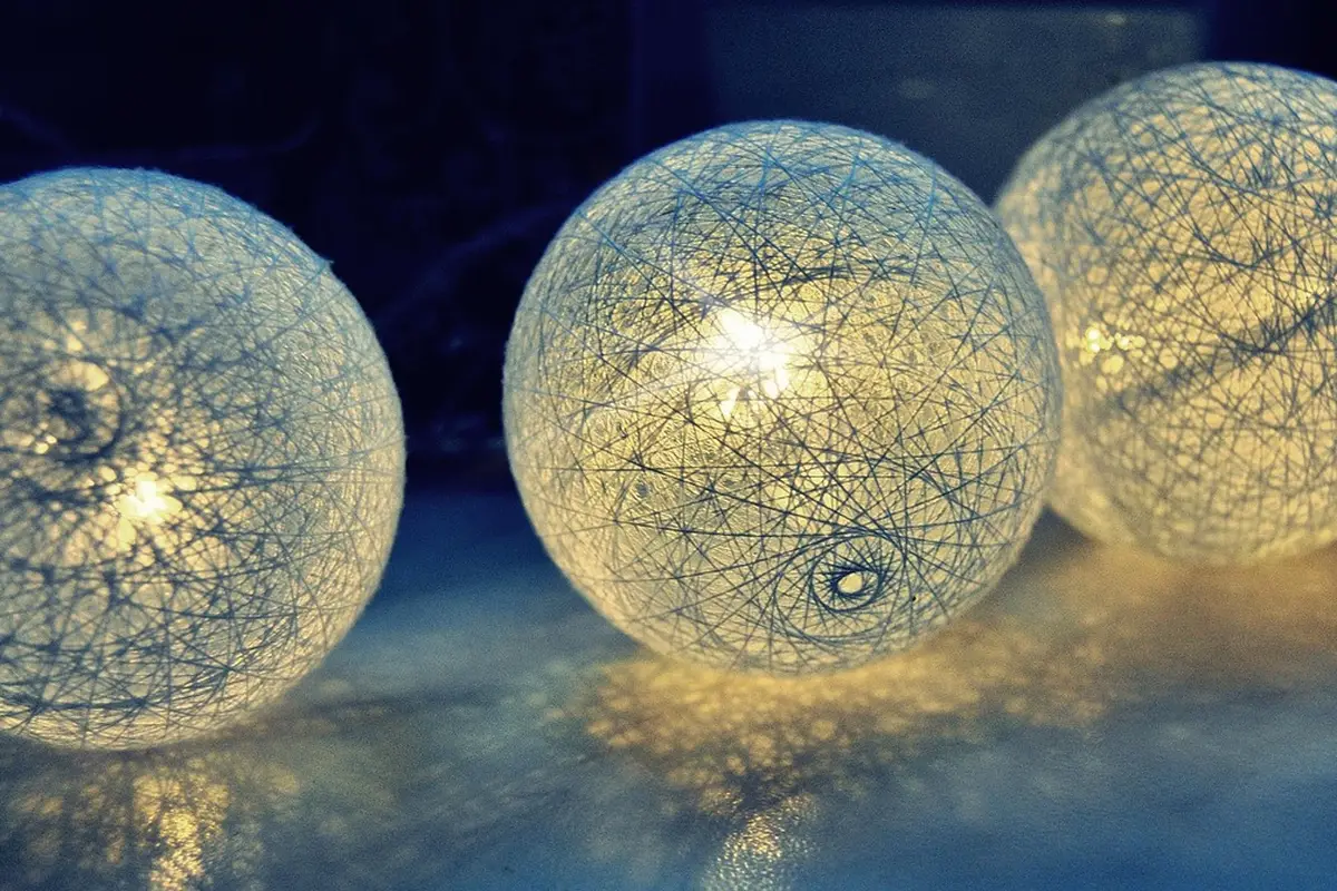 Bolas luminosas em decoração natalina