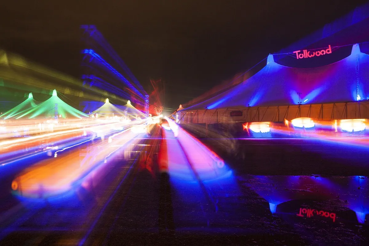 Festival iluminado com atrações noturnas