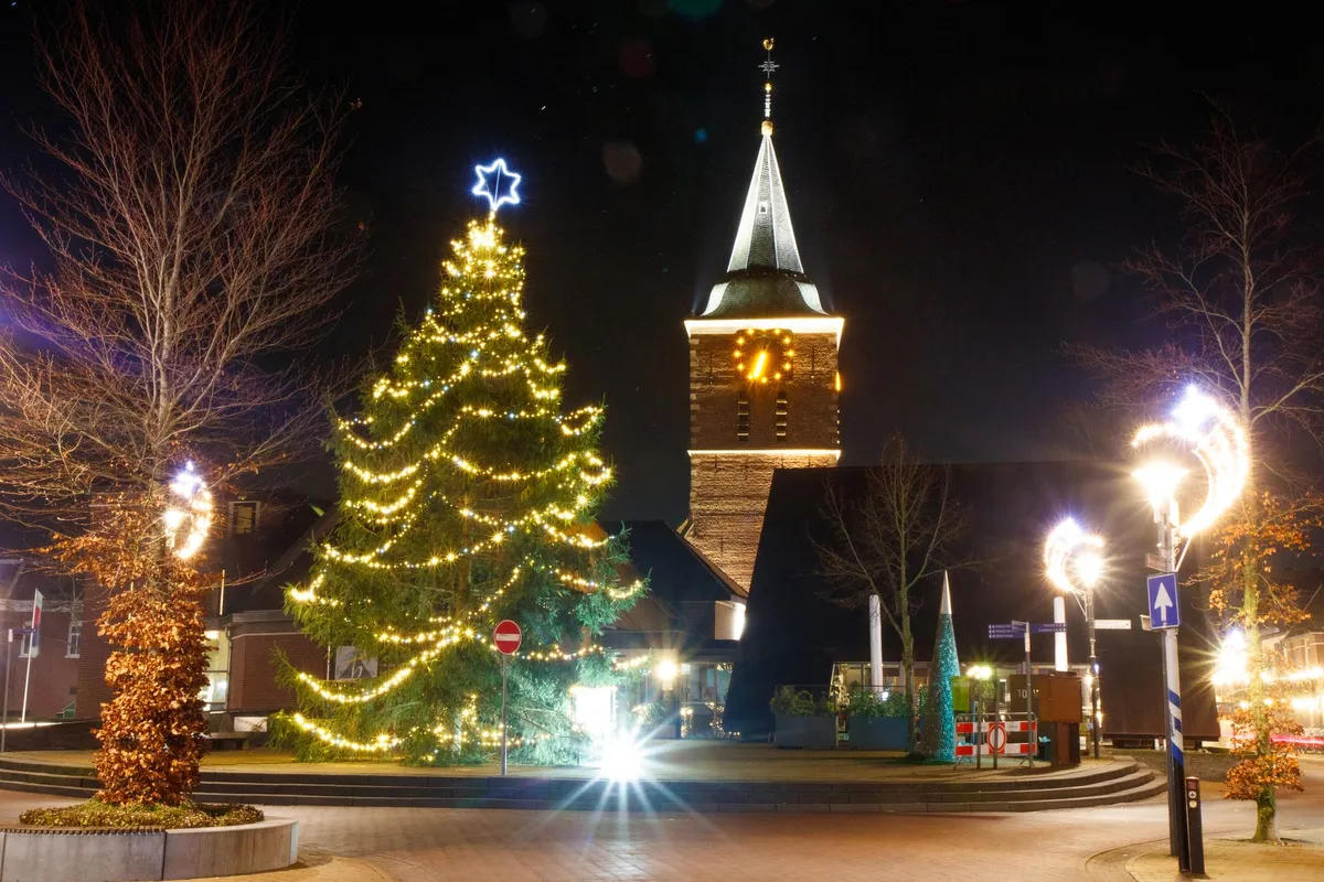 Praça de Canela decorada com árvore de Natal e luzes à noite