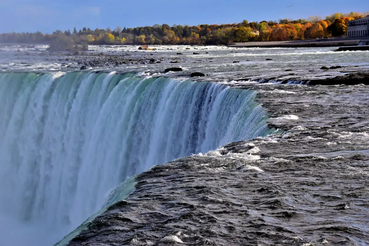 Vista panorâmica das Cataratas do Niágara no Canadá