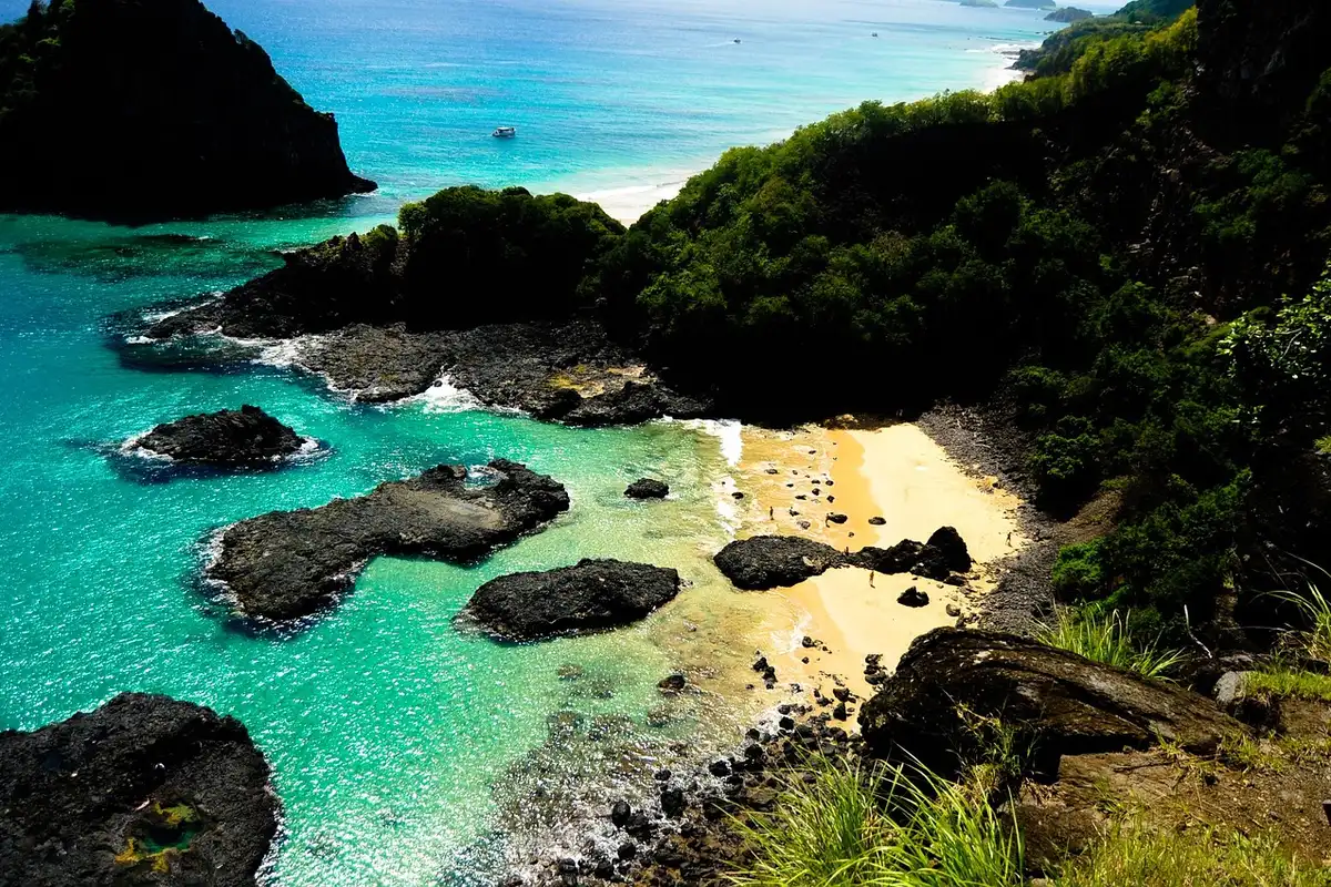 Vista da ilha e do mar em Fernando de Noronha