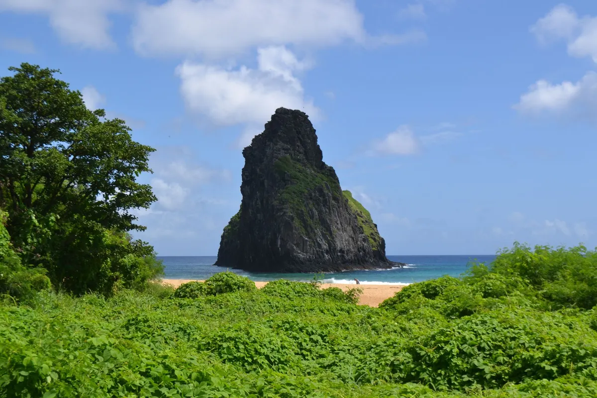 Formações rochosas e mar em Fernando de Noronha
