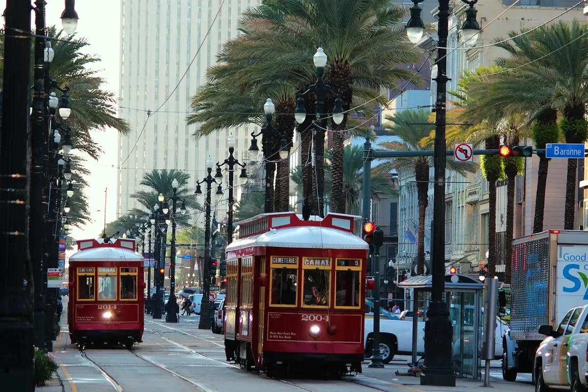 Bonde de Nova Orleans em rua arborizada