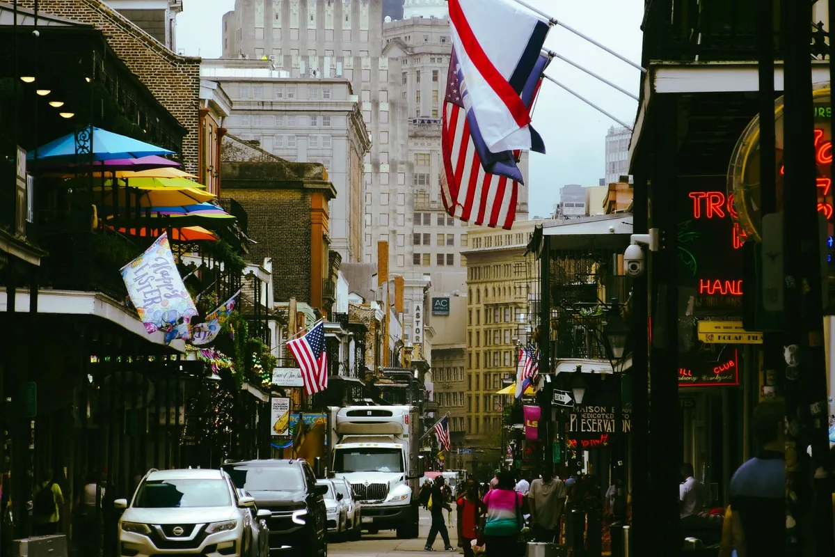 Rua com prédios históricos no French Quarter de Nova Orleans