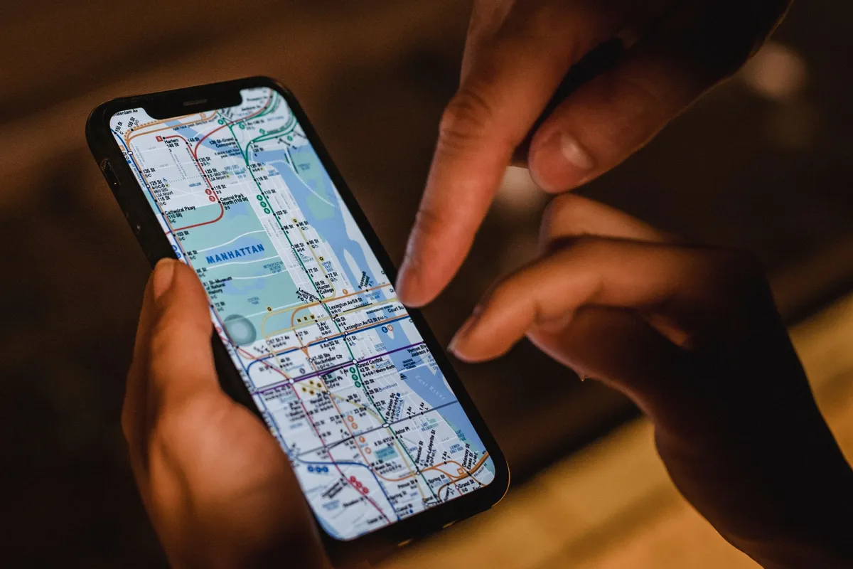Mapa de navegação em celular para planejar deslocamentos