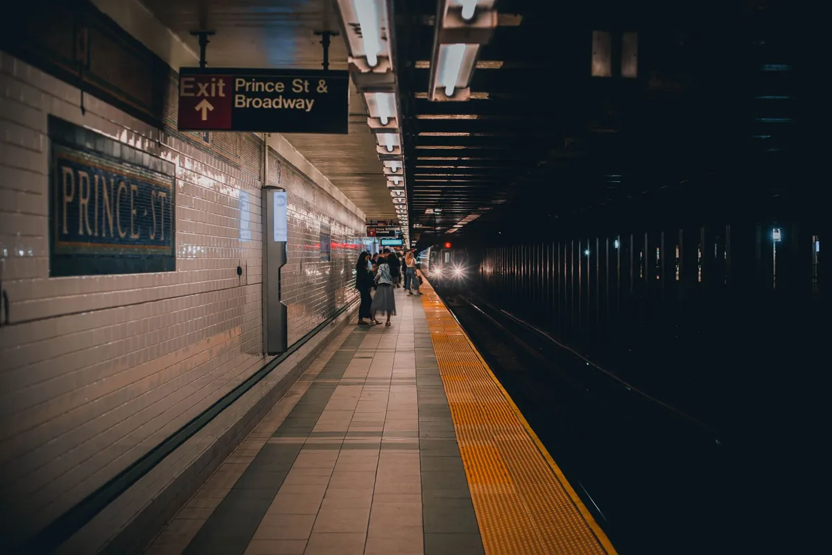 Passageiros em estação do metrô de Nova York