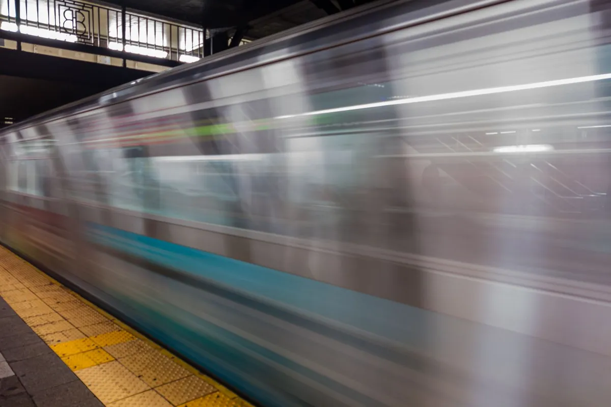 Trem do metrô em movimento em estação de Nova York