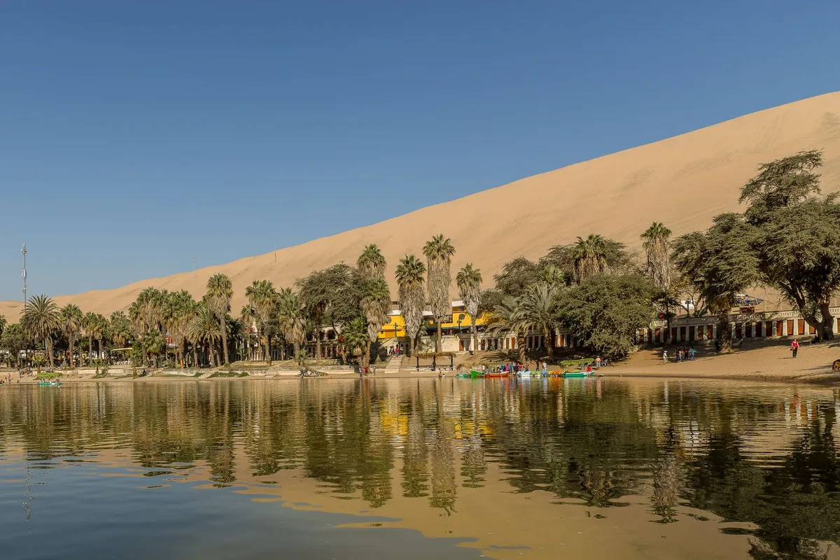 Oásis de Huacachina cercado por dunas no Peru