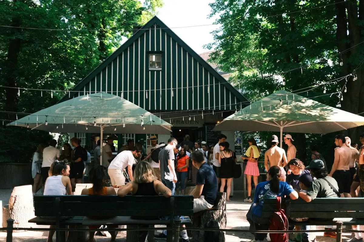 Jardim de cerveja lotado durante a Oktoberfest em Munique