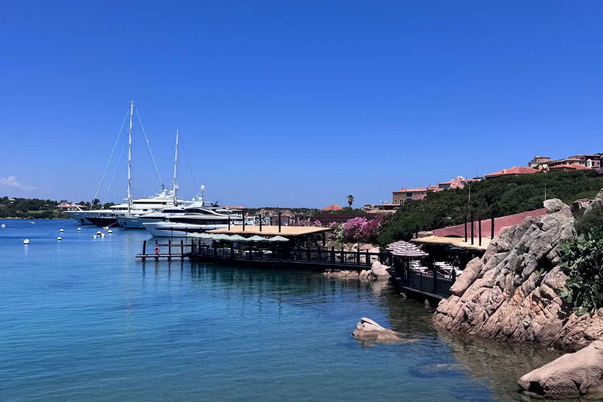 Costa rochosa e mar da região de Olbia