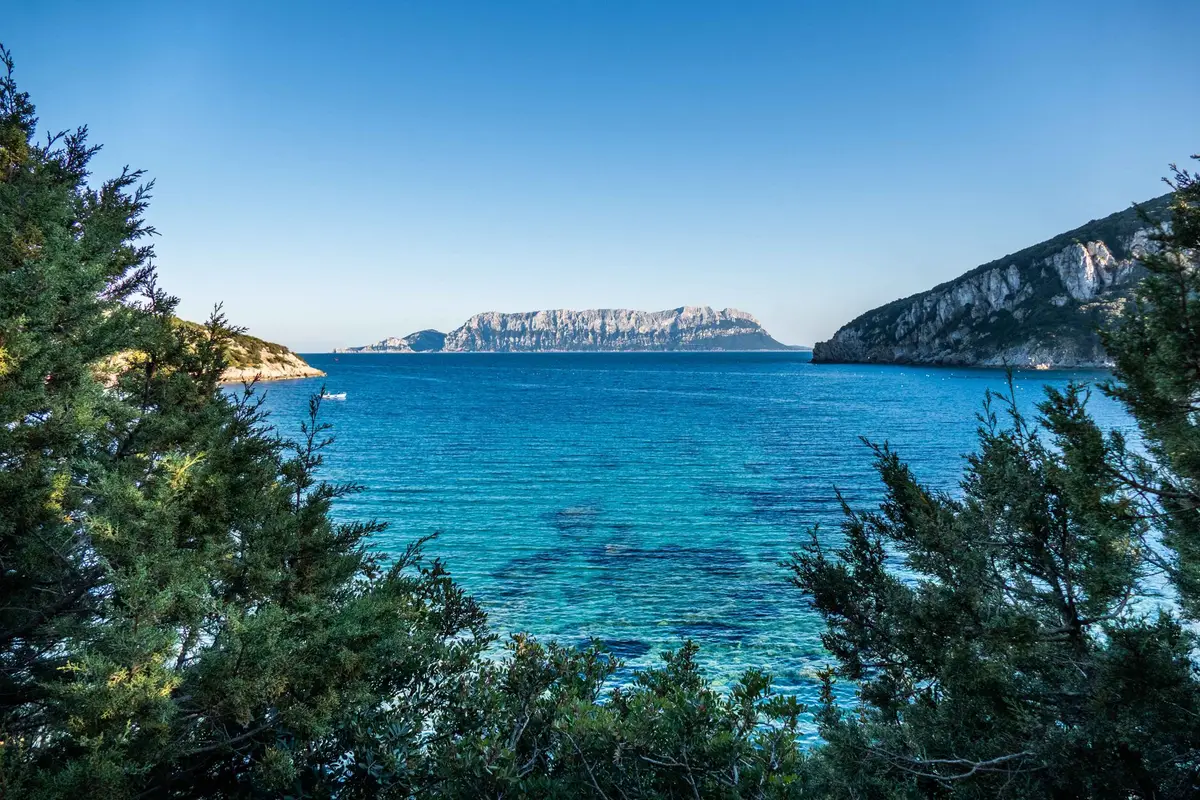 Praia de areia clara na Costa Smeralda