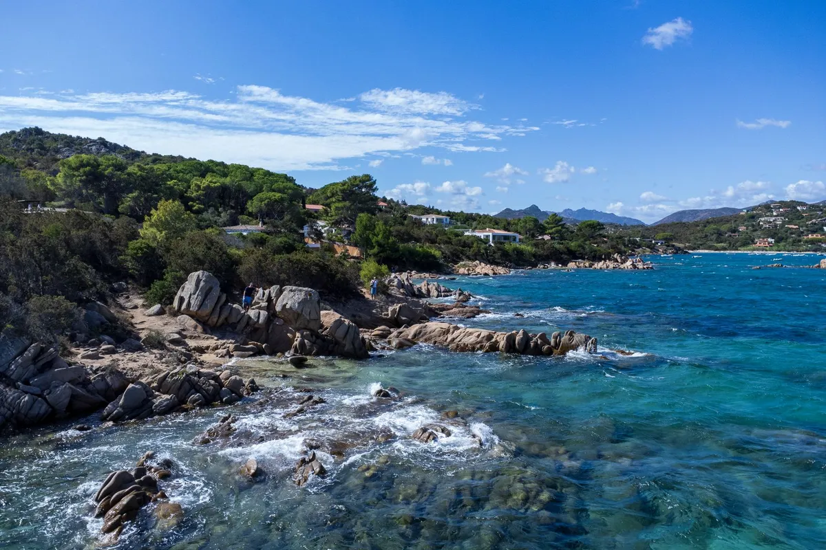 Praia e mar esmeralda na Sardenha