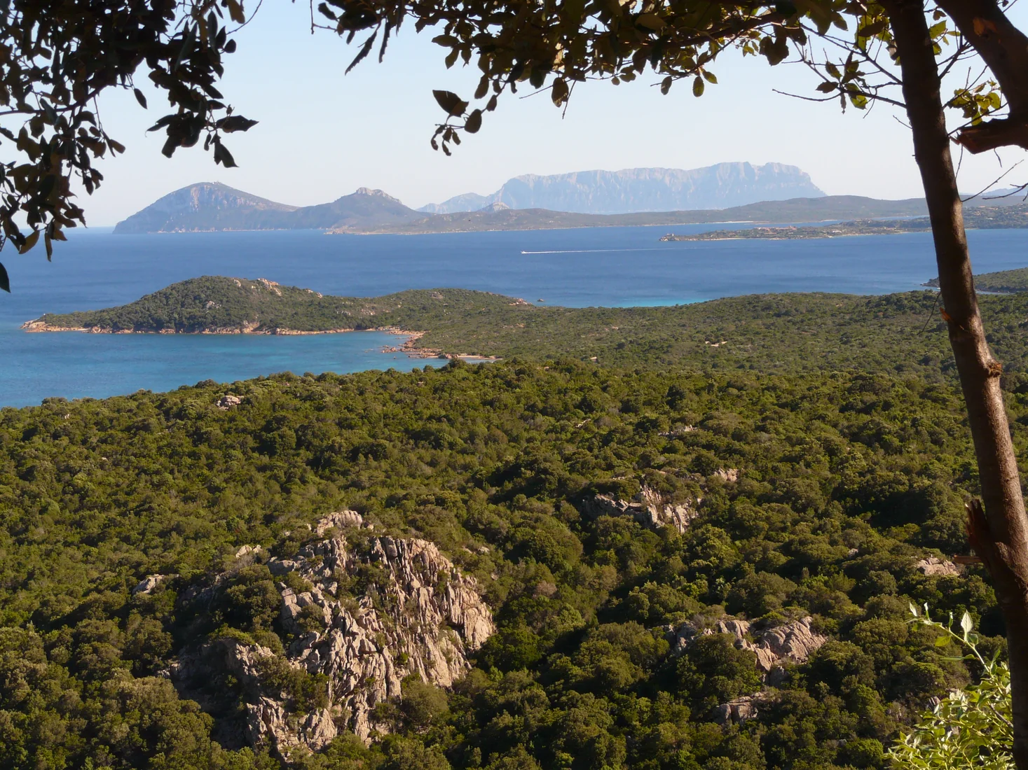 Mar azul e costa rochosa na Costa Smeralda, Sardenha