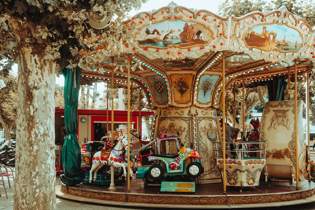 Família em passeio de parque para crianças pequenas