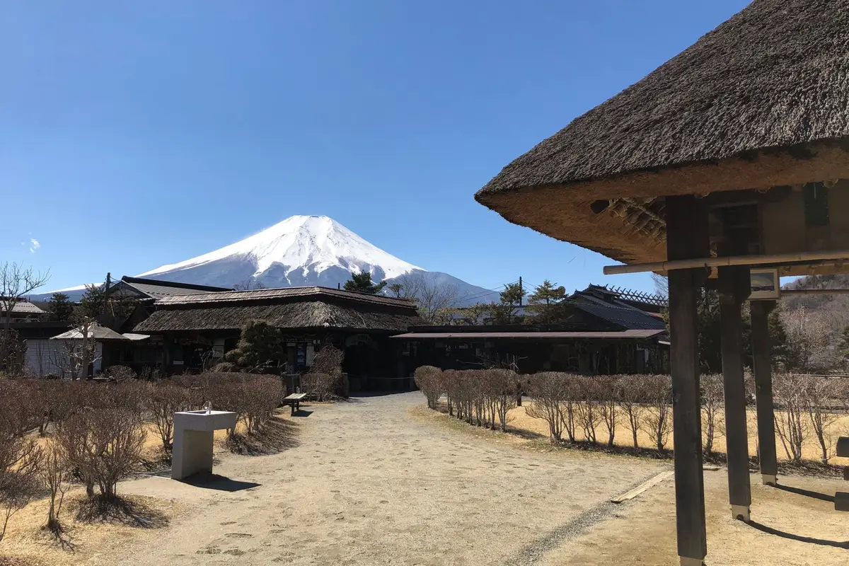 Casas tradicionais em Oshino Hakkai com Monte Fuji ao fundo