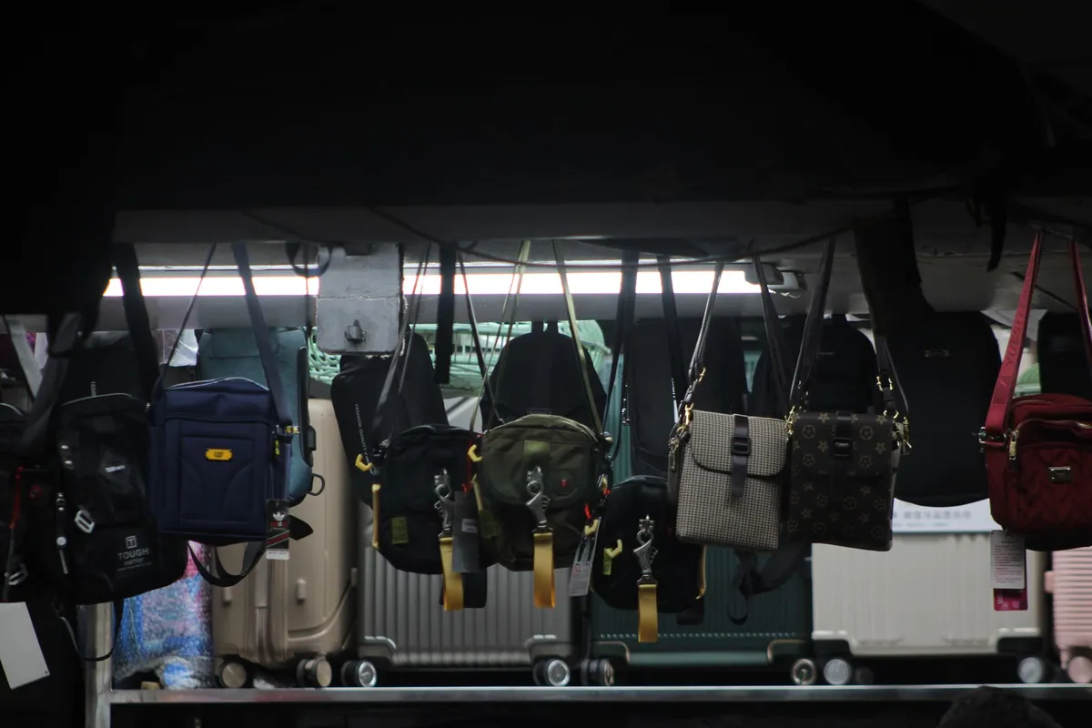 Bolsas e malas em exposição, ilustração editorial para planejamento de compras em outlet
