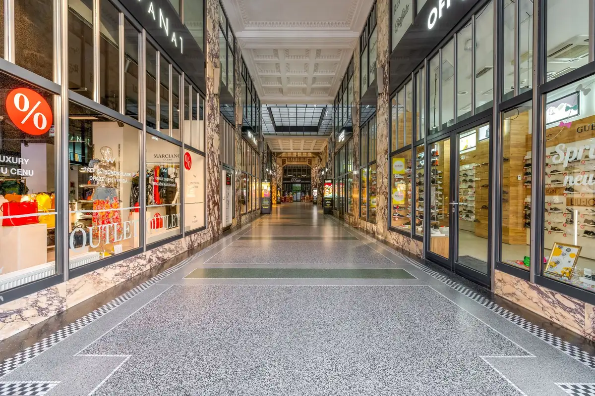 Corredor de centro de compras, ilustração editorial para planejamento de outlets em Orlando