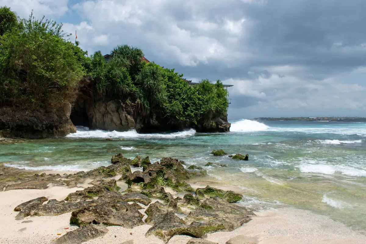 Praia de Padang Padang em Bali com areia branca e rochas