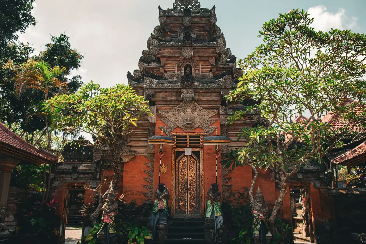 Fachada do Palácio Real de Ubud com arquitetura balinesa tradicional