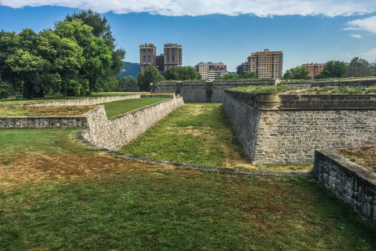 Muralhas e áreas verdes da Cidadela de Pamplona