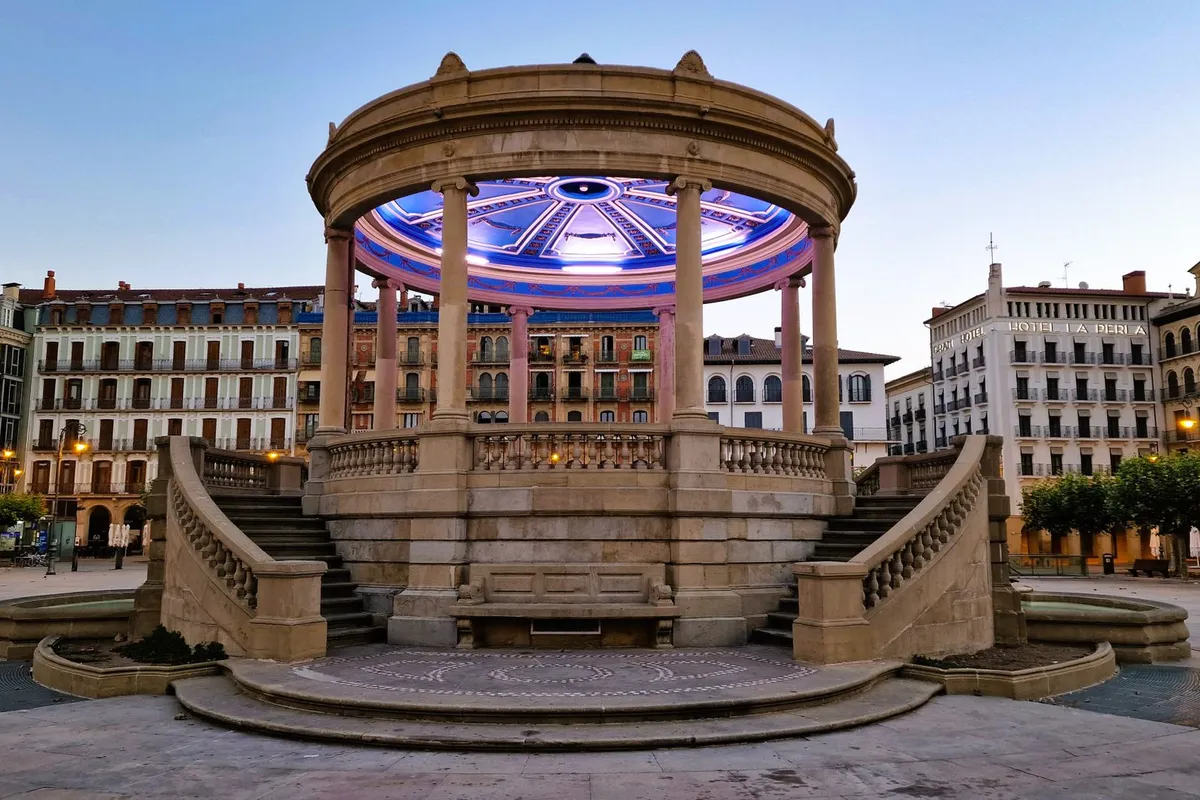 Coreto iluminado na Plaza del Castillo em Pamplona