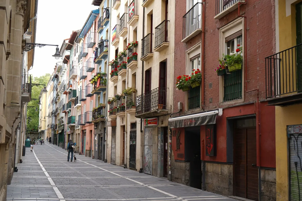 Rua colorida e tranquila no centro histórico de Pamplona