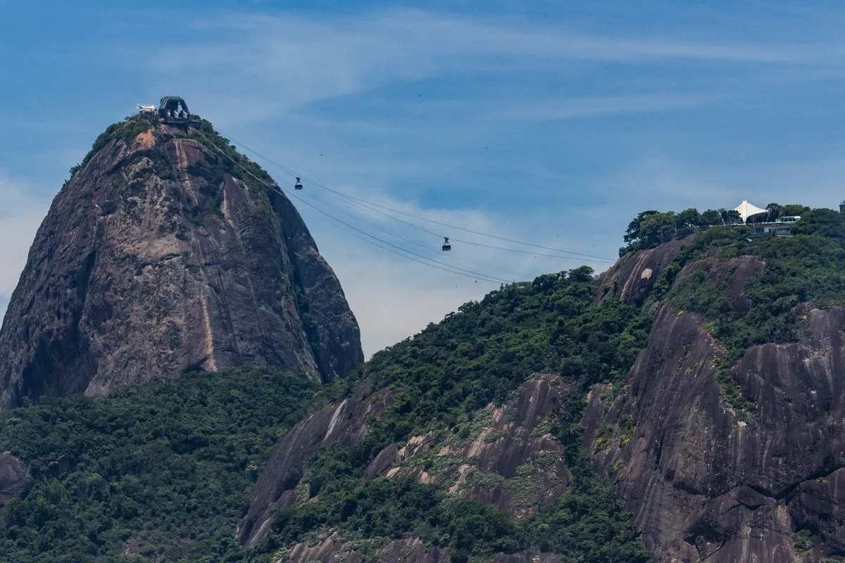 Vista do alto do Pão de Açúcar sobre o Rio de Janeiro e o mar