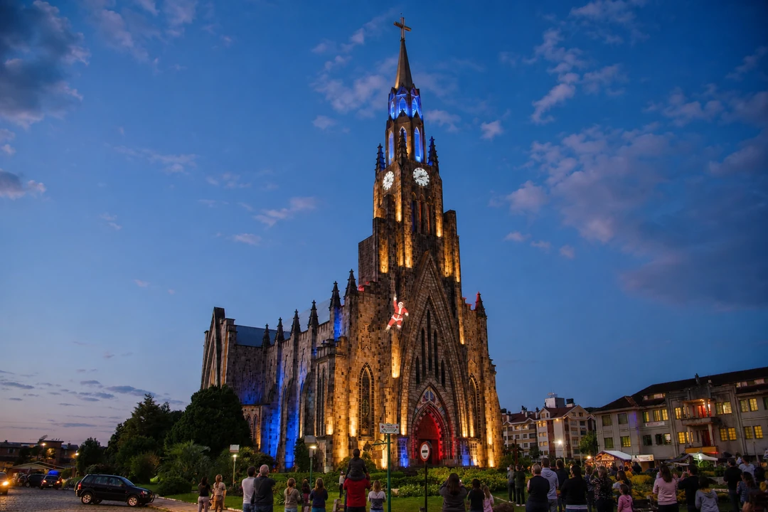 Papai Noel descendo por cordas na Catedral de Pedra durante o Sonho de Natal em Canela