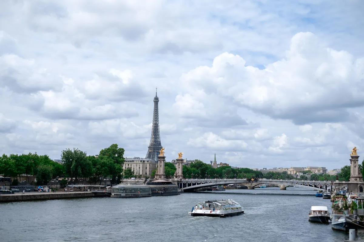 Torre Eiffel e rio Sena em Paris