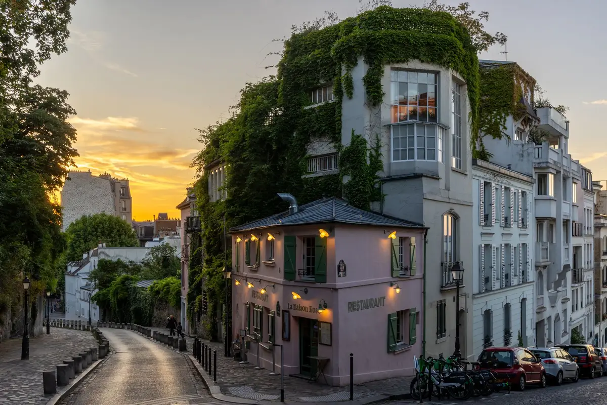 Rua de Montmartre ao entardecer em Paris