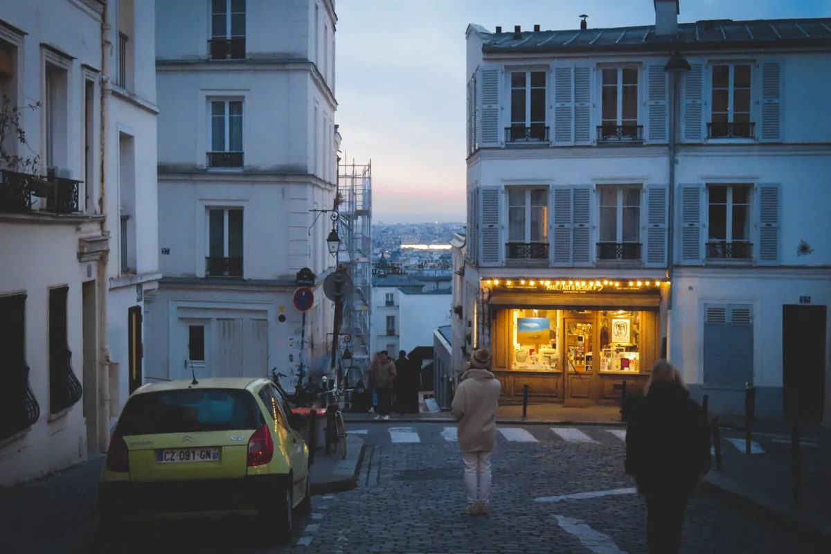 Rua de Montmartre ao entardecer em Paris